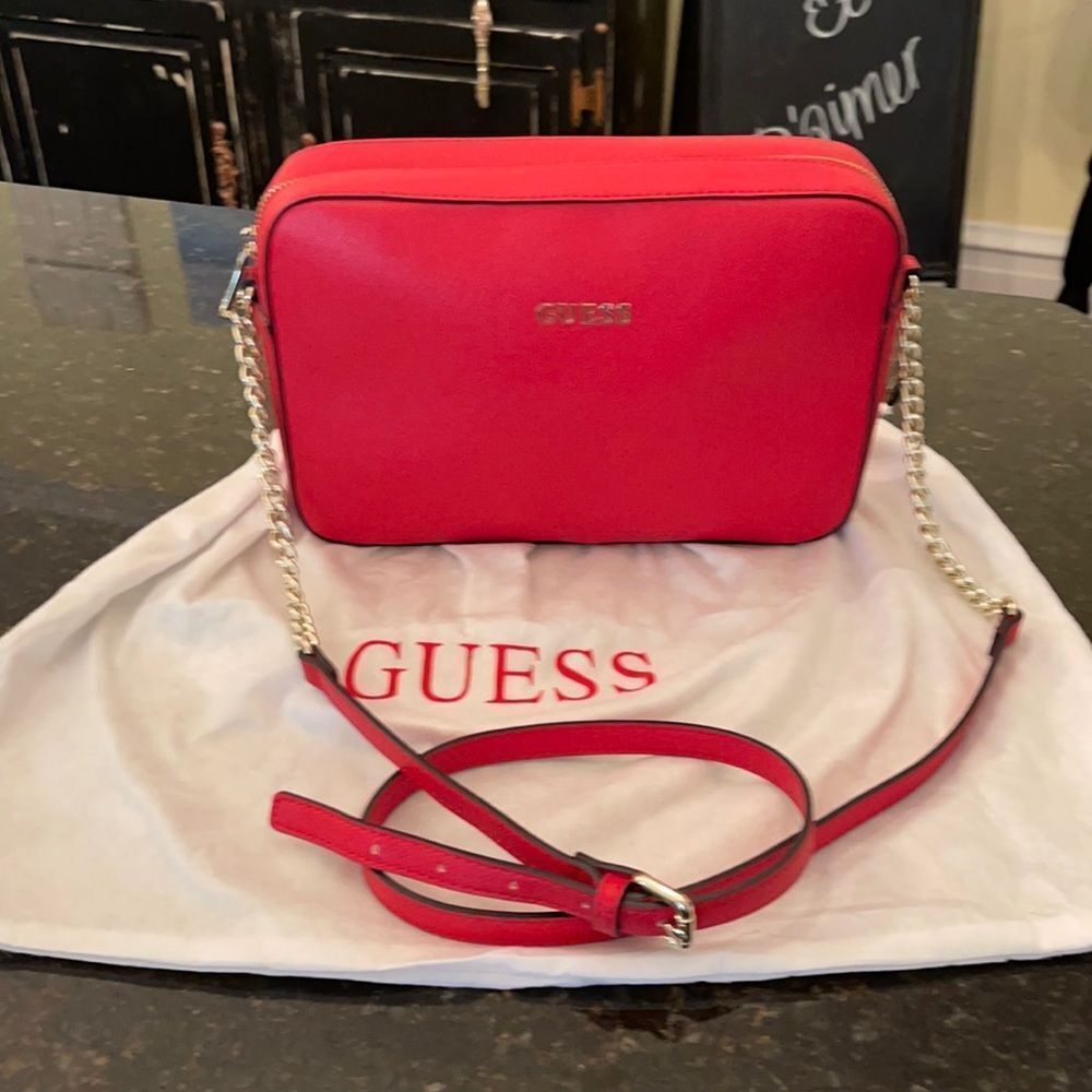 *GUESS* EUC Red Shoulder Bag Gold Chain w/dustbag